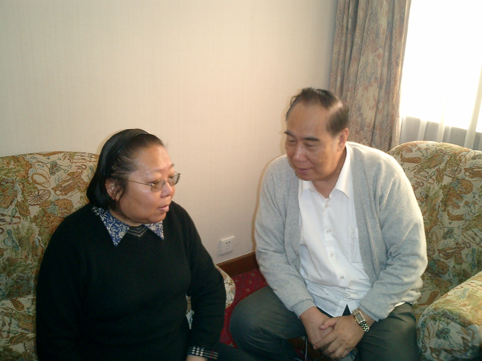 中國女醫(yī)師協會副會長李紫陽和岑烈芳教授交談